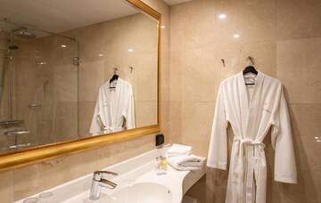 Фото номера Двухместный номер Делюкс с 2 отдельными кроватями Отель Naantali Spa Hotel г. Наантали 11