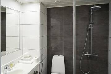 Фото номера Двухместный номер «Комфорт» с 2 отдельными кроватями Отель Naantali Spa Hotel г. Наантали 2