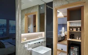 Фото номера Номер с кроватью размера «queen-size» и балконом Отель Naantali Spa Hotel г. Наантали 4