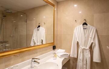 Фото номера Двухместный номер Делюкс с 2 отдельными кроватями Отель Naantali Spa Hotel г. Наантали 5